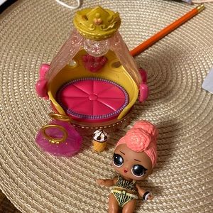 Lol doll without its bottle and glasses. With 3 Accessories